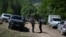 Policia e Kosovës qëndron pranë një vendi të dyshuar si varrezë masive, të zbuluar rishtazi në fshatin Kalludër, afër qytetit të Zubin Potokut, më 1 gusht 2026.
