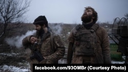 Піхотинці 93-ї ОМБр Дмитро «К2» (ліворуч) та Денис «Барс»