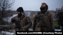 Украинские пехотинцы 93-й бригады "Холодный Ярк", вышедшие с позиций в районе Константиновки