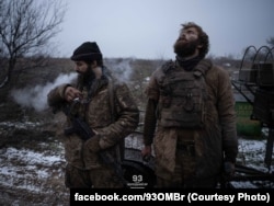 Піхотинці 93-ї ОМБр Дмитро «К2» (ліворуч) та Денис «Барс»