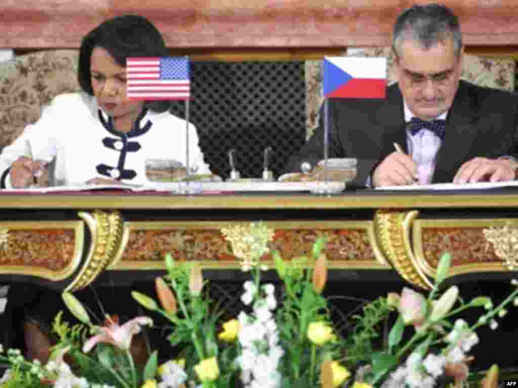 08 Korrik 2008 - Sekretarja e atëhershme amerikane e shtetit, Kondoliza Rajs dhe homologu i saj çek, Karel Shvarcenberg, nënshkruajnë marrëveshjen për vendosjen e mburojës raketore të Shteteve të Bashkuara në Republikën Çeke.