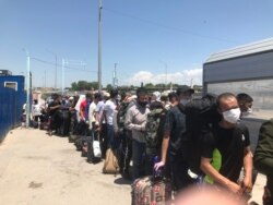 Граждане Узбекистана стоят в очереди у пункта пропуска «Жибек жолы», чтобы перейти границу и попасть на родину. Туркестанская область, 2 июня 2020 года.