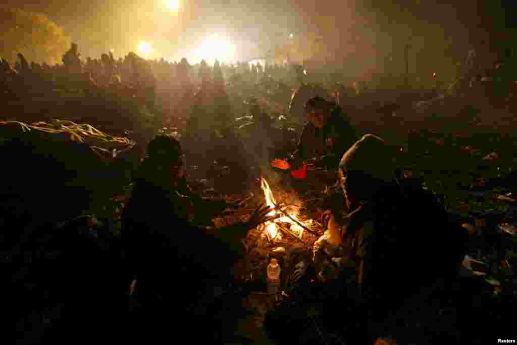 Migrants wait to cross the Slovenia-Austria border in Sentilj, Slovenia. The first five border guards -- all German -- of 400 promised to Slovenia by fellow EU countries are expected to arrive to help channel a huge flow of migrants through the tiny Alpine state.(Reuters/Srdjan Zivulovic)