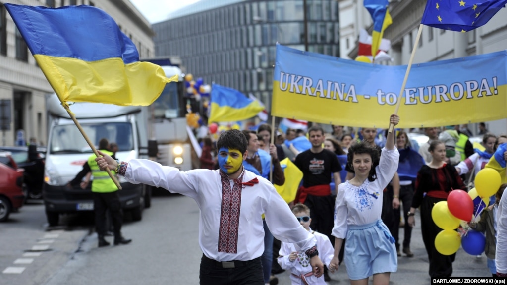 На Сході а також серед прихожан УПЦ МП з думкою про те, що росіяни та українці – один народ, погоджуються понад 60 відсотків, свідчать результати опитування