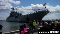 Російський десантний корабель «Цезар Куніков» у Керчі, 9 травня 2015 року