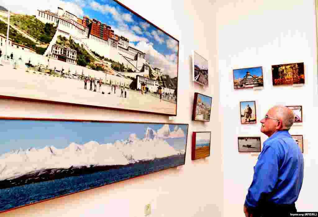 На открытие выставки пришли крымские фотомастера, художники, альпинисты, а также студенты из Индии, которые учатся в Крымском медицинском университете