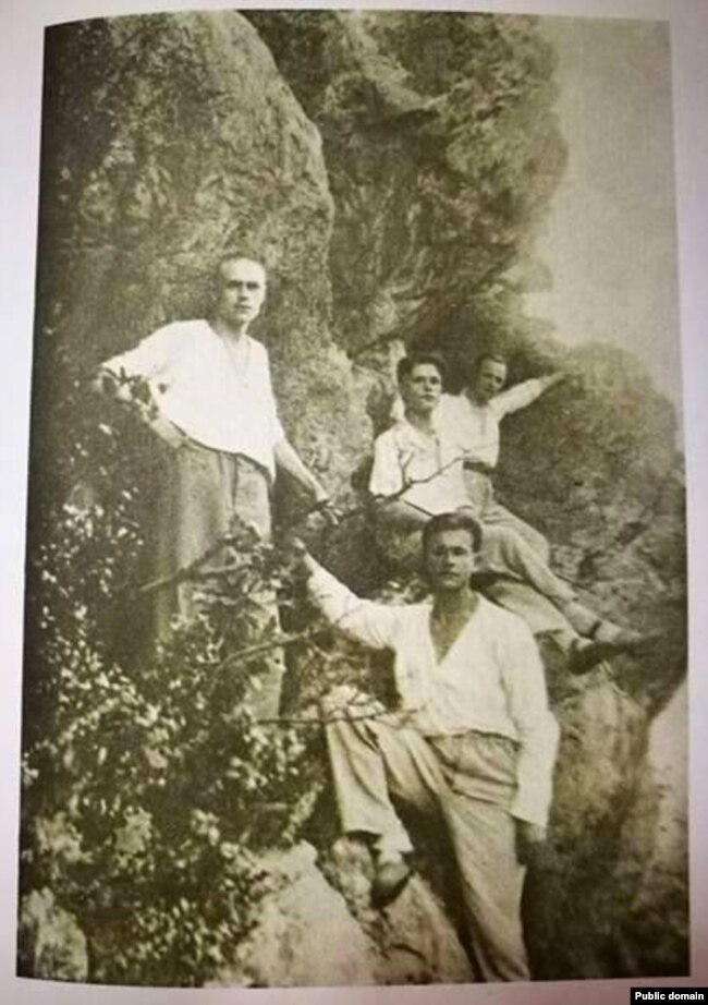 Mihas Zaretsky (primo da sinistra).  1925 anno