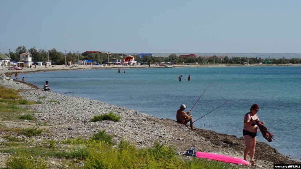 На пляже можно увидеть разве что немногочисленных пенсионеров и бюджетников из российской Сибири, рассказывают местные жители
