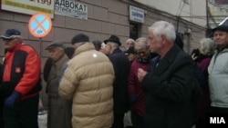 Пензионери протестираа мирно во центарот на Велес. Тие побараат пратениците во Парламентот да го донесат буџетот за 2013 година.