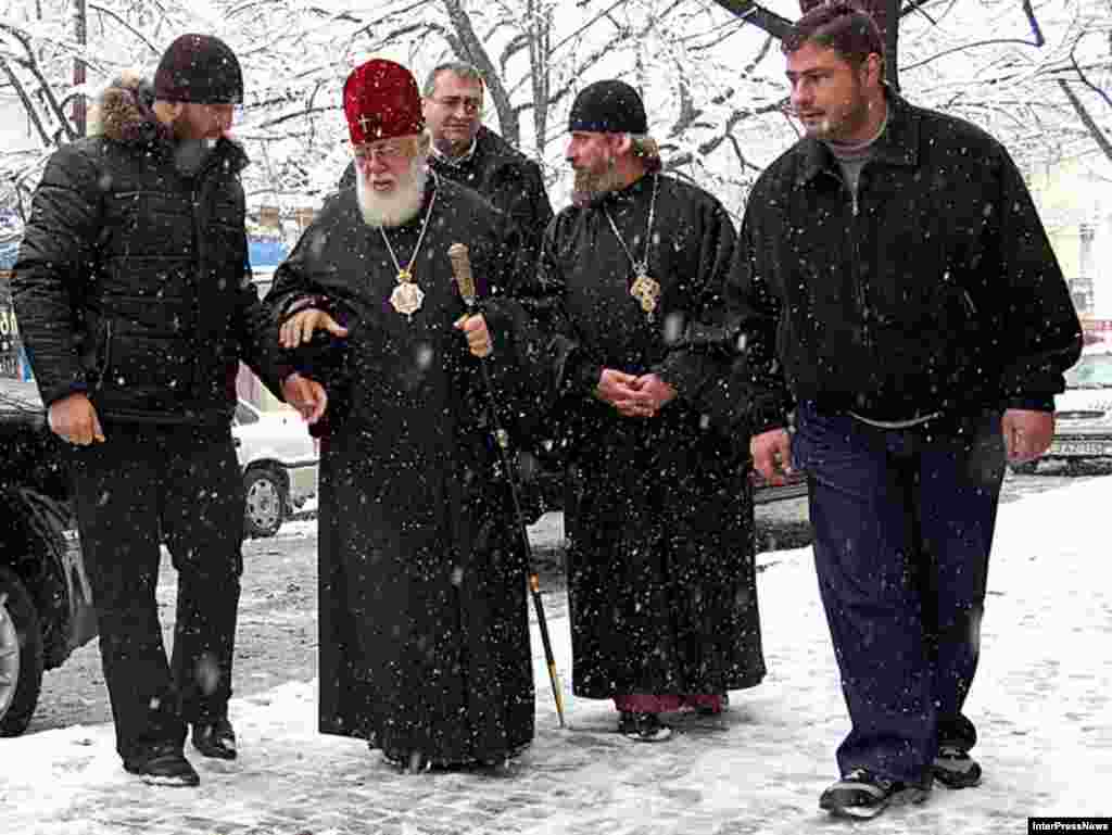 Глава грузинской православной церкви Илия II идет к избирательному участку. 05 января 2008 года.