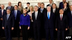 Министры обороны стран — членов НАТО после встречи в Брюсселе, 10 февраля 2016 года.