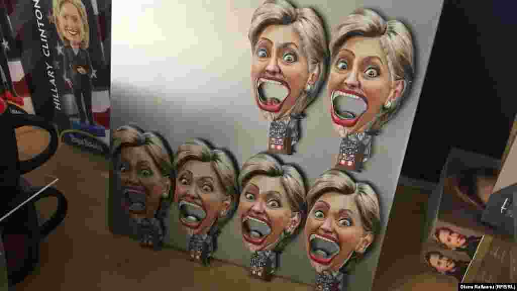 Deschizător de sticle cu imaginea lui Hillary Clinton.