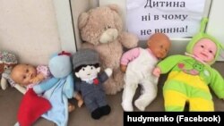 Запорожье, куклы у стен православной церкви Московского патриархата, 5 января 2017