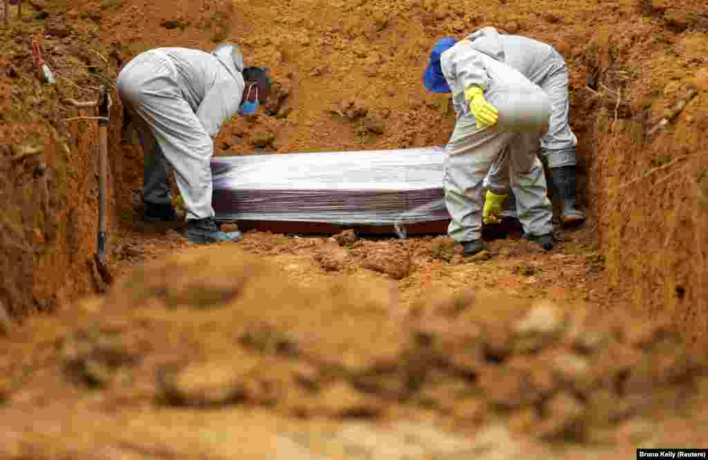 Поховання померлого від коронавірусу в місті Манаус