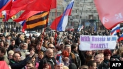 Пророссийские активисты во время митинга в Донецке, 15 марта 2014 года