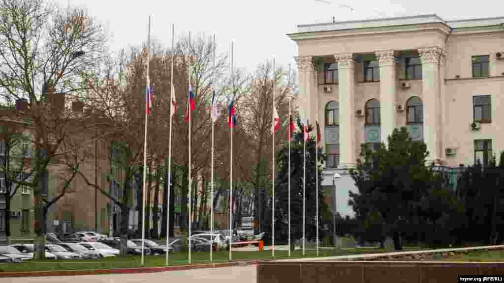 На будівлях приспущені прапори