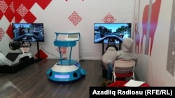Gənclər simulyator oyunlarıyla başlarını qatır.