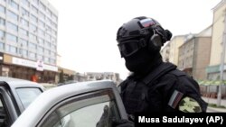 Сотрудник полиции в Чечне во время автомобильных рейдов. Иллюстративное фото