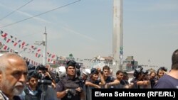 Türk polisiýasynyň wekilleri Taksim meýdançasynda, Stambul, 11-nji iýun, 2013. 