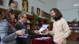 Emilian Galaicu Păun primind premiul la Gala de la Chișinău