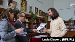 Emilian Galaicu Păun primind premiul la Gala de la Chișinău