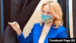 Gabriela Firea a mers la vot cu trei ore înainte de momentul pe care îl anunțase, pentru a ocoli presa