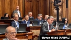 Premijer Đuro Macut sa ministrima na sednici Skupštine Srbije na kojoj se raspravlja o nepoverenju Vladi, 27. jul 2026.