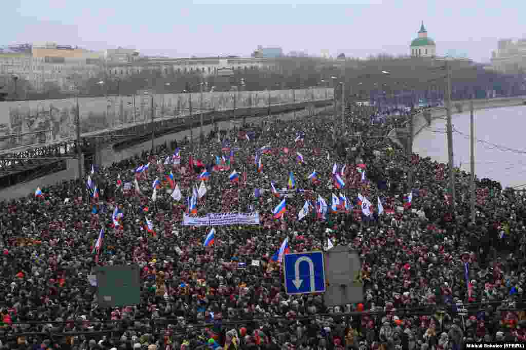 1 березня 2015 року. Багатотисячний марш Москвою пам&#39;яті Бориса Нємцова. Російського опозиціонера, який виступав проти режиму Путіна, вбили на Великому Москворецькому мосту в центрі Москви пізно увечері 27 лютого. Невідомі кілька разів вистрілили йому в спину &nbsp;