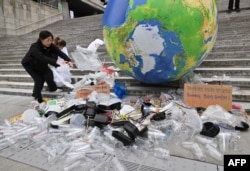 Ziua Pământului în Coreea de Sud: Activiștii pentru mediu avertizează despre pericolul deșeurilor de plastic într-un protest la Seul.