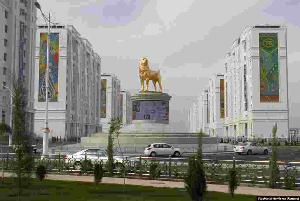 A golden statue of an Alabay dog in Ashgabat. The monument to President Gurbanguly Berdymukhammedov&#39;s favorite breed of canine was unveiled in the Turkmen capital this week. (Reuters/Vyacheslav Sarkisyan)