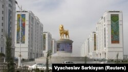 Статуя алабая в центре туркменской столицы.
