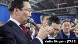 Якутиянын башчысы Айсен Николаев мигранттарга каршы митингде сүйлөп жатат. Якутск. 18-март, 2019-жыл. 