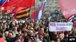 Пророссийские активисты во время митинга в Донецке, 15 марта 2014 года