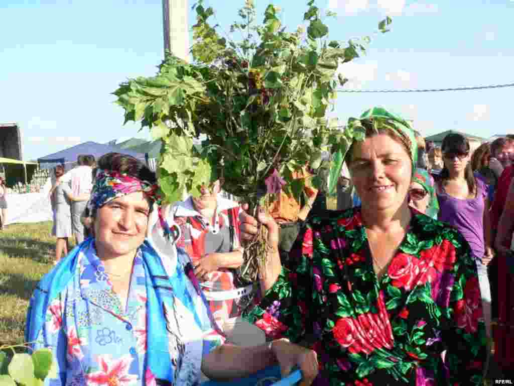 Мунчачылар себерке сатарга әзерләнә. Кулда себерке, чүмеч, таз