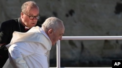 Arhiepiscopul de Malta, Charles Scicluna (stânga), cu Papa Francisc, în timpul vizitei papale la Valletta, aprilie 2022. (Andreas Solaro/Pool via AP)