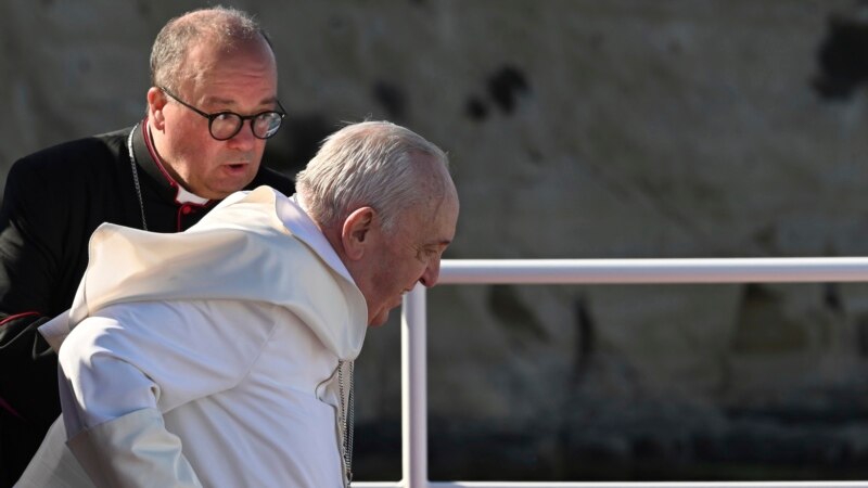 Se vor putea căsători și preoții catolici? Un consilier al Papei redeschide discuția