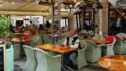 Мужчина на летней площадке ресторана в Праге.