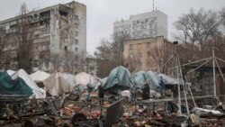 Місцеві жителі на вуличному ринку, що постраждав від удару російського безпілотника. Одеса, 12 лютого 2026 року