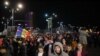 Sute de persoane au încălcat ordinul privind carantina de noapte și au protesta fără măști timp de 4 ore, București