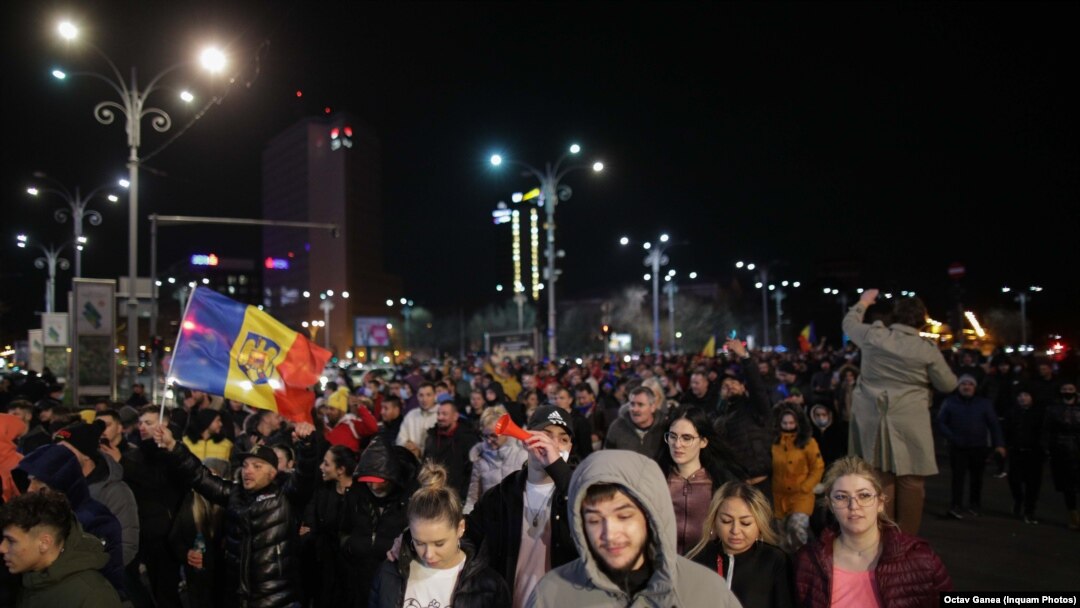 Sute de persoane au încălcat ordinul privind carantina de noapte și au protesta fără măști timp de 4 ore, București