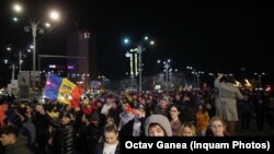 Sute de persoane au încălcat ordinul privind carantina de noapte și au protesta fără măști timp de 4 ore, București