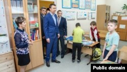 Түрәләр мәктәптәге очрашу вакытында