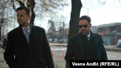 Branko Lazarević (desno) stiže u sud u pratnji advokata