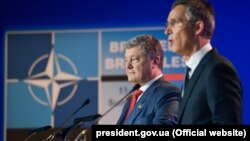 Президент України Петро Порошенко на зустрічі з генеральним секретарем НАТО Єнсом Столтенбергом