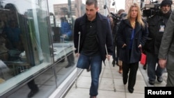 Свидетель по делу о взрывах в Бостоне и журналисты на выходе из здания суда, где прошли слушания. 4 марта 2015 года.