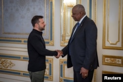 Lloyd Austin și președintele ucrainean Volodimir Zelenski la Kiev, 21 octombrie 2024.