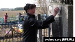 Любоў Лашкевіч прыехала на могілкі ў Дудзічы з Гомелю