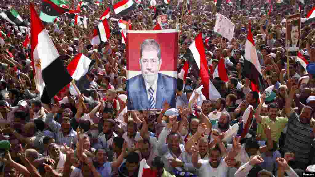 Мохаммед Мурсидің жақтаушылары. Каир, Тахрир алаңы, 24 маусым 2012 жыл
