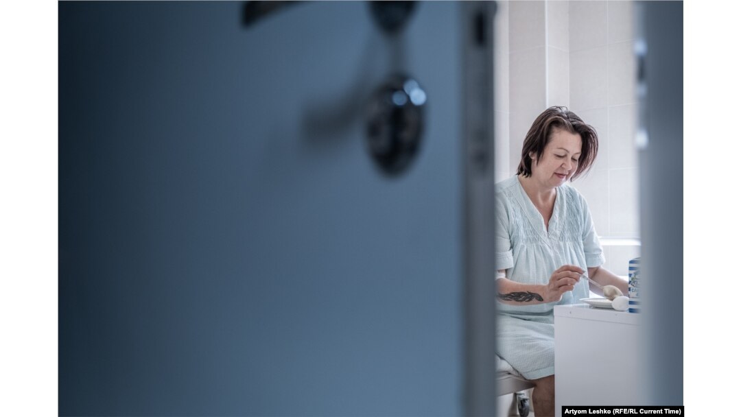 Yelena eats a meal in her hospital room.
