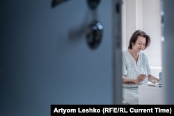 Yelena eats a meal in her hospital room.